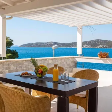 Seafront Six Bedroom Modern With Pool Nancy