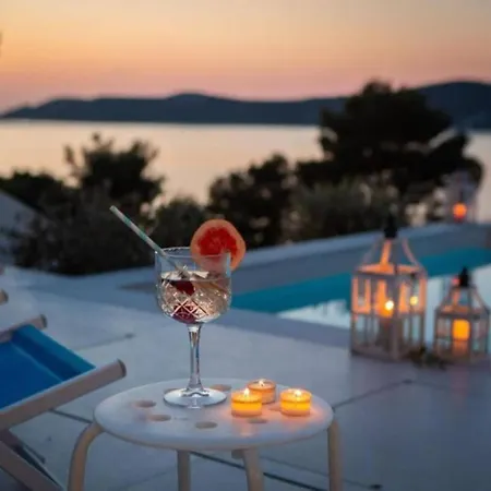 Villa Seafront Six Bedroom Modern With Pool Nancy Grebaštica