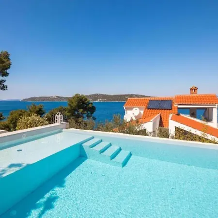 Seafront Six Bedroom Modern With Pool Nancy