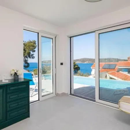 Seafront Six Bedroom Modern With Pool Nancy Villa *